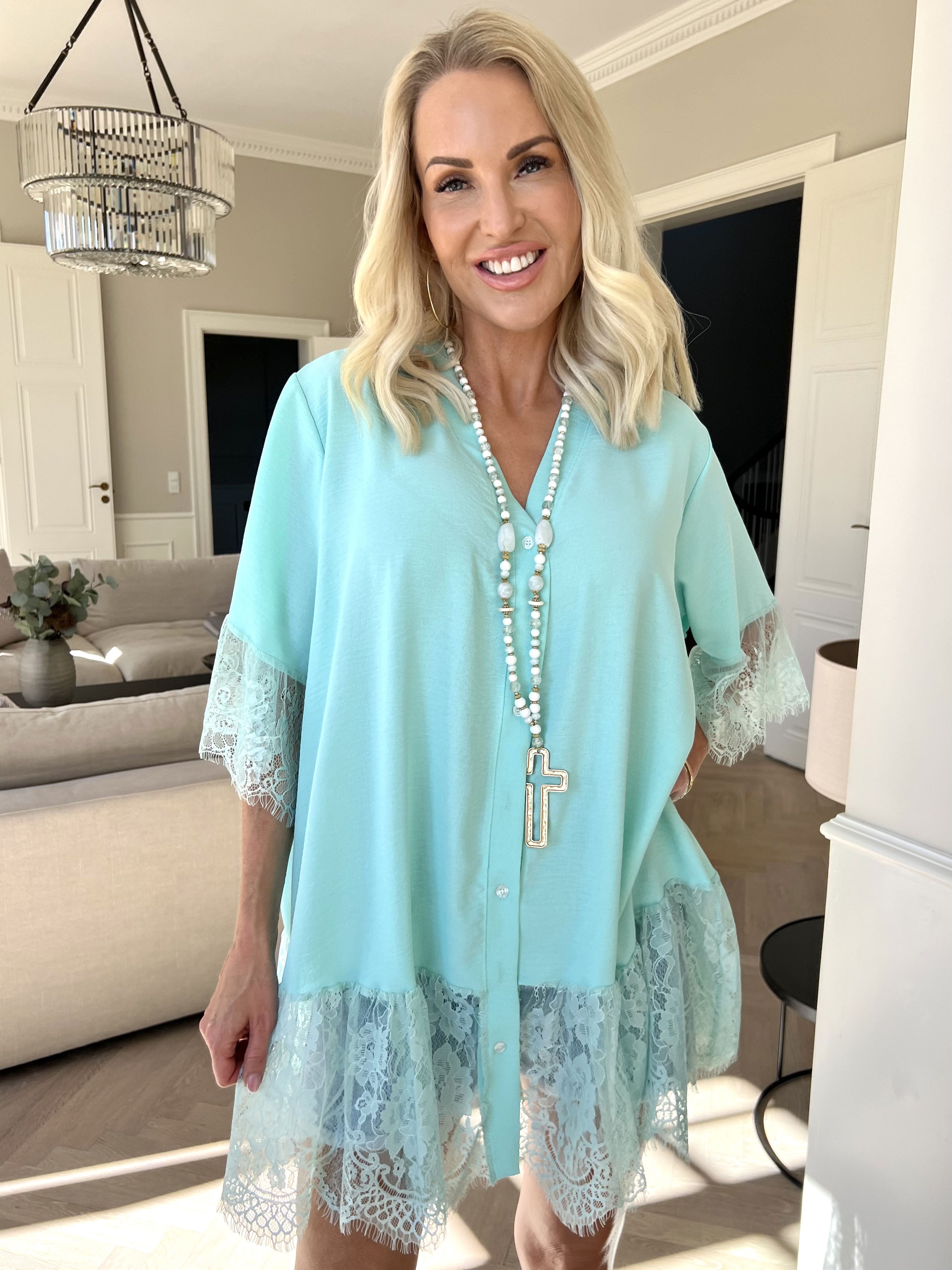 Asta - Söt tunika i viskos med knappar och volangkant